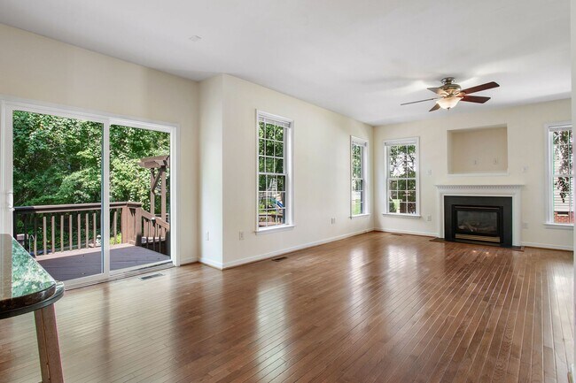 Building Photo - FABULOUS 5 BEDROOM RENOVATED HOME IN HAMPTON PARK