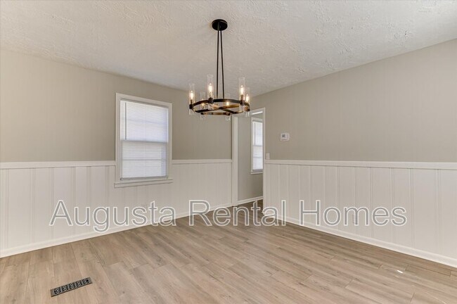 Building Photo - 3210 York Dr