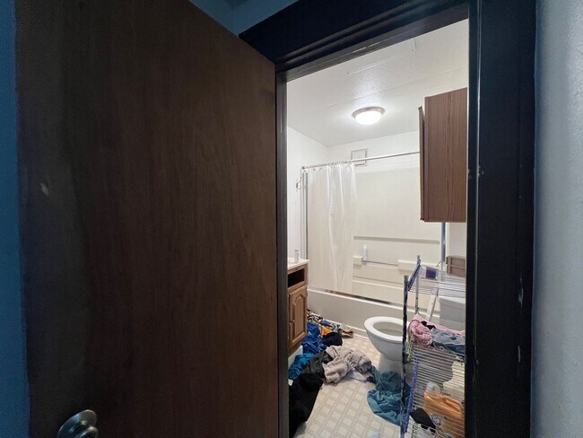 Building Photo - Over 2,000sf and 8 Bedrooms