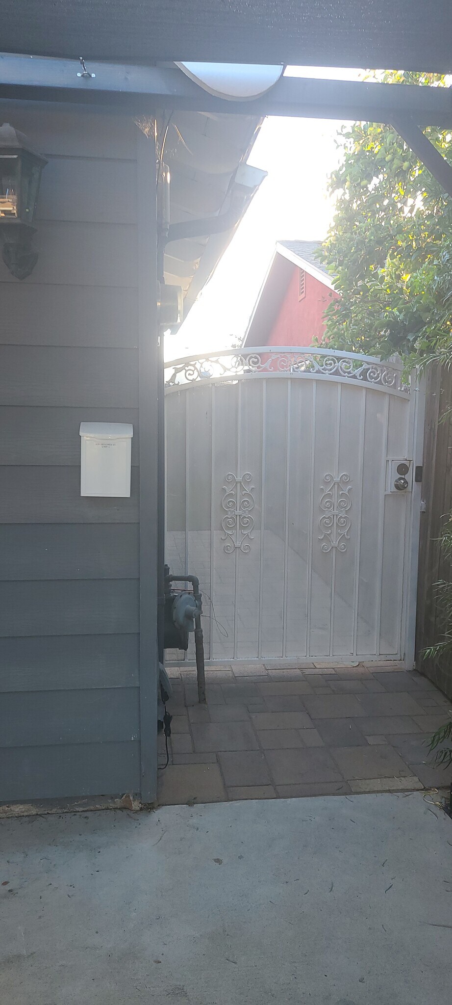 Gated Entrance - 909 Begonia St