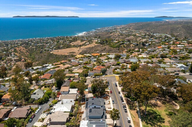 Building Photo - Modern Coastal Lease in Top of the World