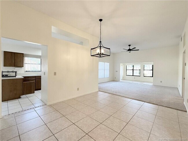 Building Photo - 3012 SW Mariposa Cir