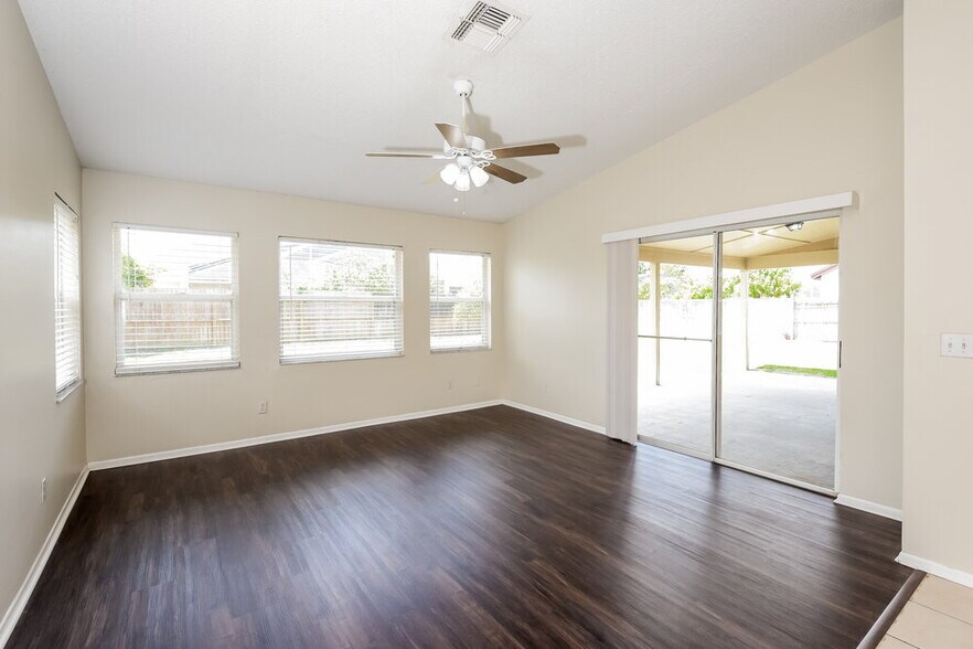 Building Photo - 2640 Rolling Broak Dr