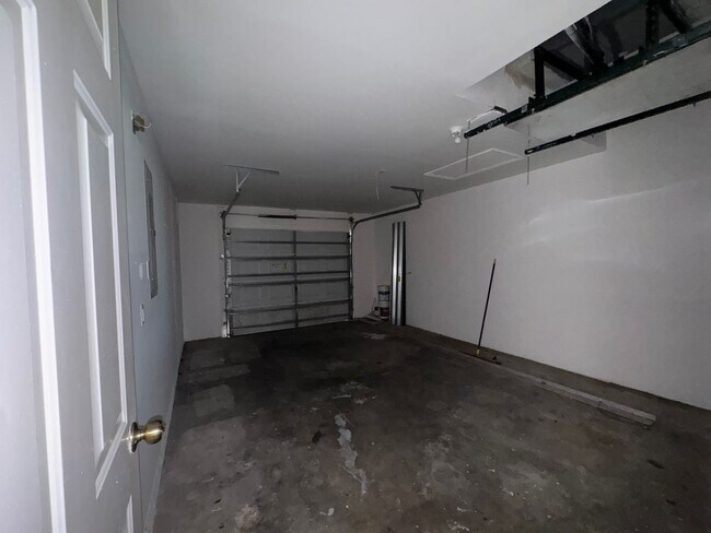 Building Photo - Experience this Cape Coral 3 bedroom 2 bath corner duplex with 1 car garage and screened in lanai.