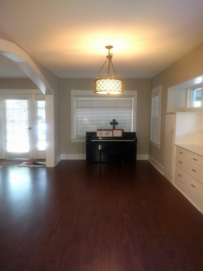 Building Photo - Craftsman Style Dream near Downtown
