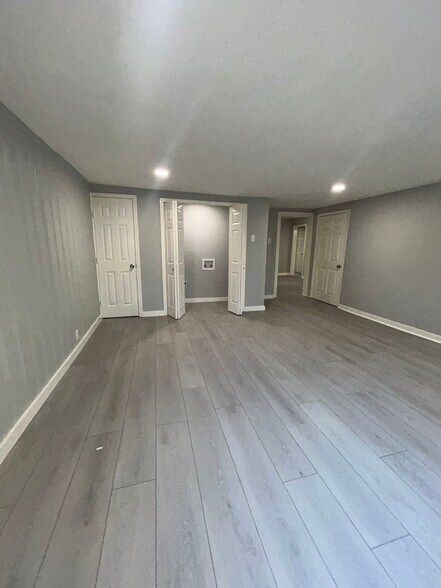 Building Photo - 314 W Clarendon Dr