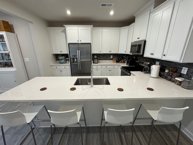 Building Photo - Stunning 2 Bed 2 Bath Interior Townhome In...