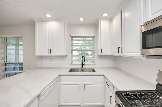 Building Photo - 2506 Lively Ln