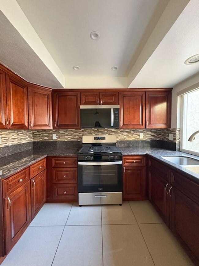 Building Photo - Centrally Located Redlands Townhome