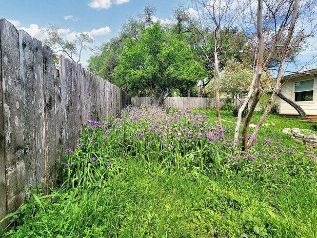 Building Photo - 3/BR 2/BA Single-Level Home with Sunroom a...