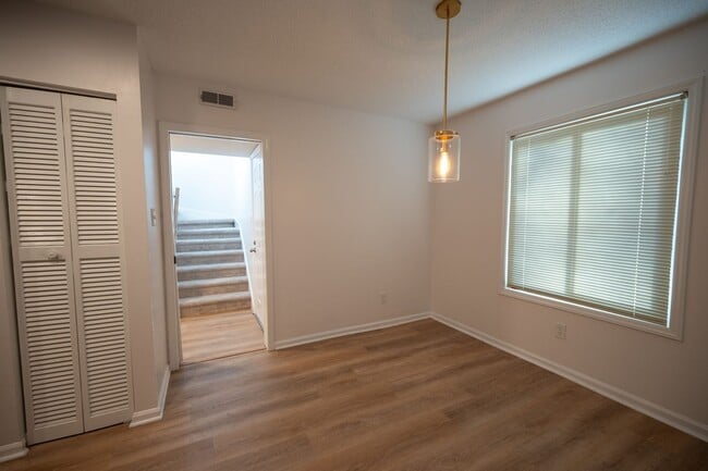 Building Photo - Beautifully Updated 2-Bedroom Condo in Fiv...