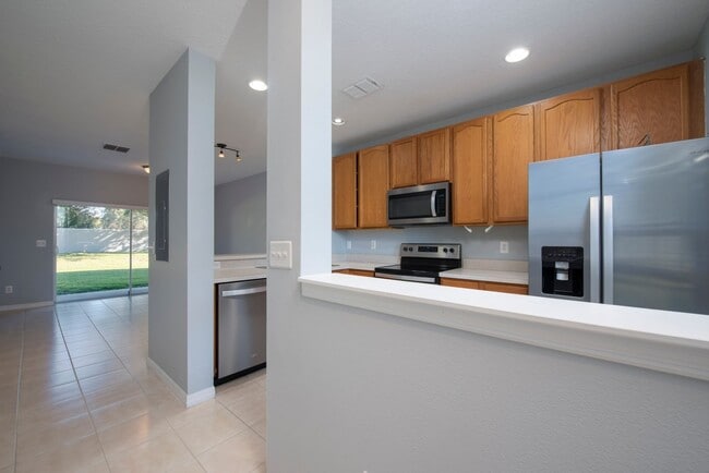 Building Photo - 2 Bedroom /2.5 bathrooms Town House. Just ...