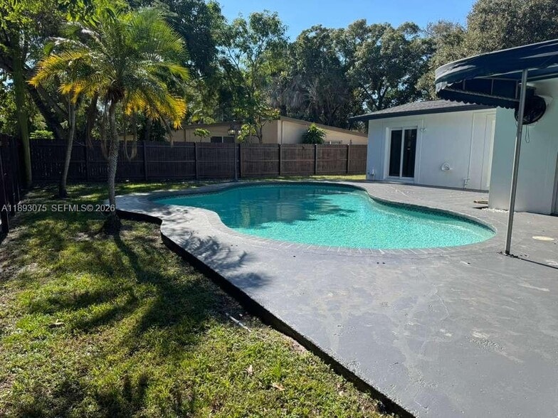 Building Photo - 740 Beachwood Ln