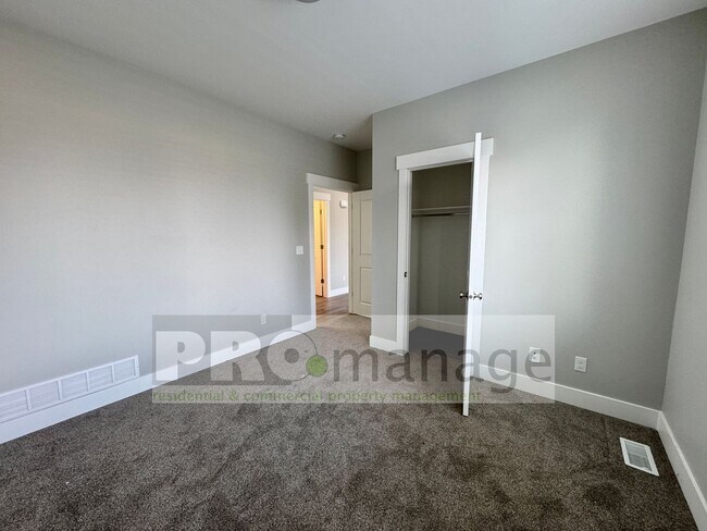 Building Photo - Near New - 2 Bed, 1 Bath Apartment