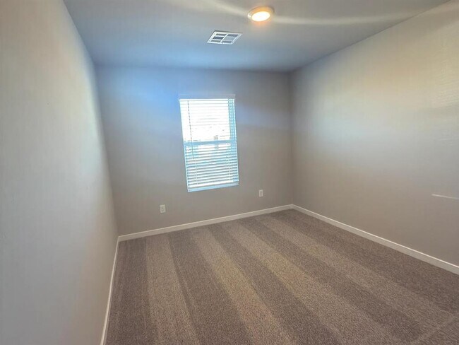 Building Photo - 2924 Firefly Dr