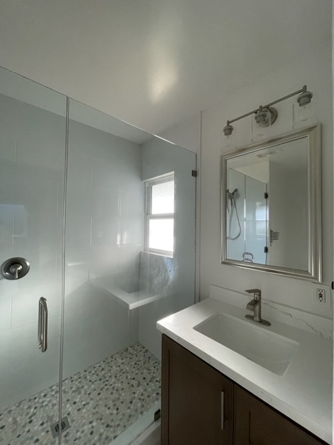 Master bathroom - 5631 E Vernon St