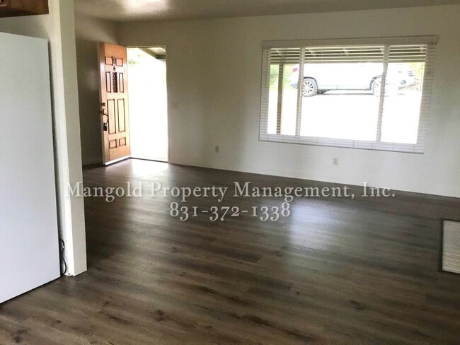 Building Photo - Comfortable 3-Bed, 2-Bath Home with Spacio...
