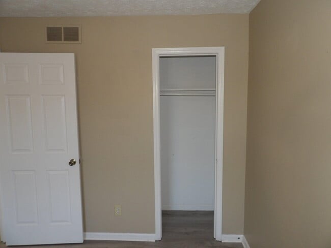 Building Photo - 217 Landings Dr