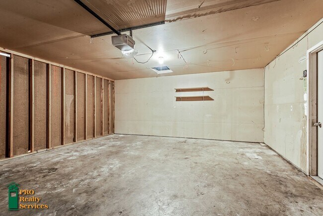 Building Photo - 3 Bedroom End Unit Townhouse
