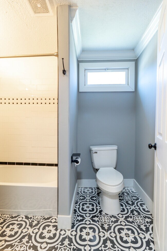 Building Photo - 1900 Edgewood Ave