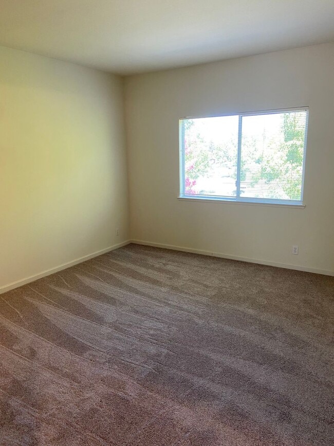 Building Photo - Bentley Square - Gated 3 Bdrm+office