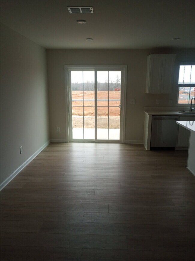 Building Photo - "Charming 3-Bed Townhouse Retreat with 2.5 Baths in Fountain Inn!"