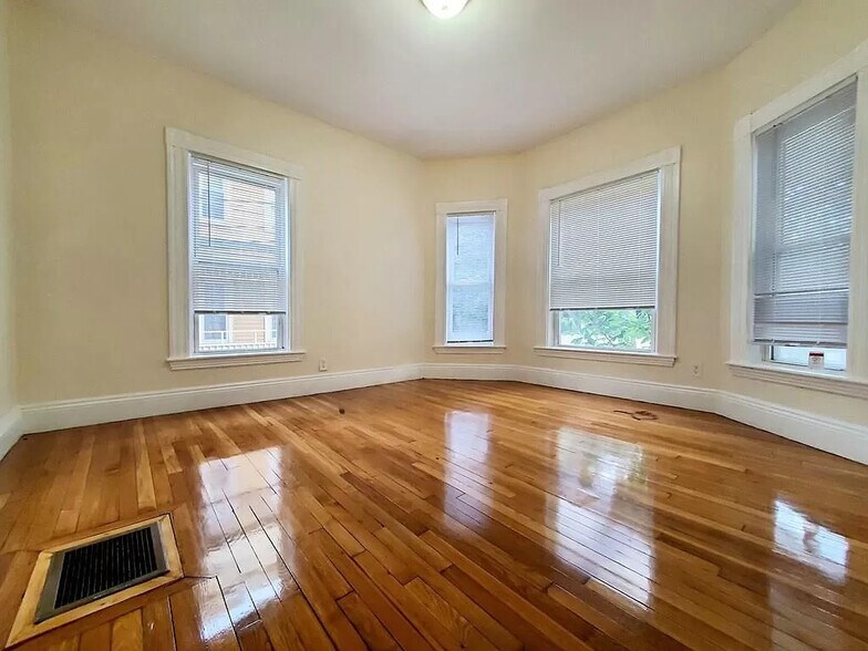 Building Photo - 120 Beacon St