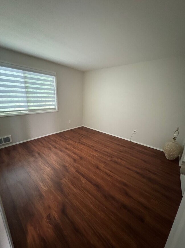 Building Photo - 2bd/2ba Kirkland Condo
