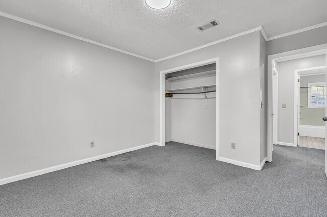 Building Photo - 417 E Jordan Ave
