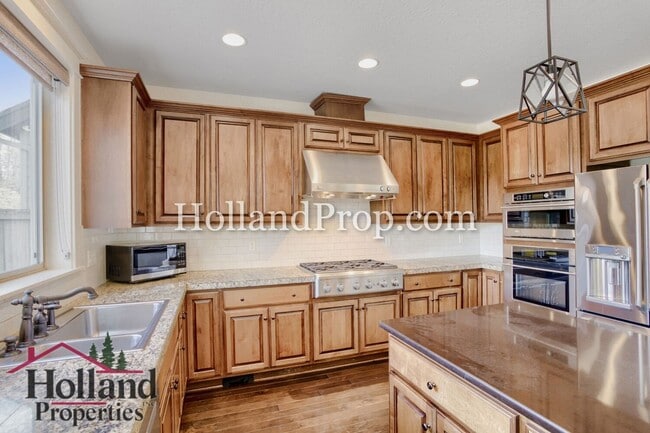 Building Photo - Spacious 4-Bedroom Portland Home with Fenced Yard, Fireplace & Modern Finishes!