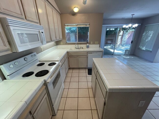 Building Photo - Single story home in convenient Salida!