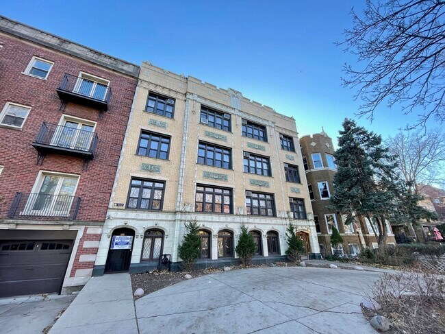 Primary Photo - 1127 W Farwell Ave