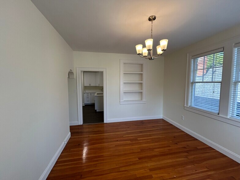 Building Photo - 614 E 51st St