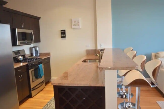 Building Photo - Wrigleyville 2 bedroom with balcony with s...