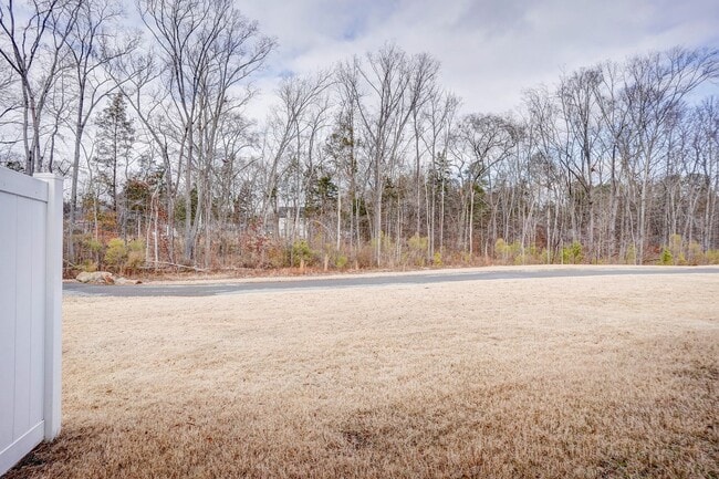 Building Photo - 3 Bedroom Townhouse in Harrisburg with Garage