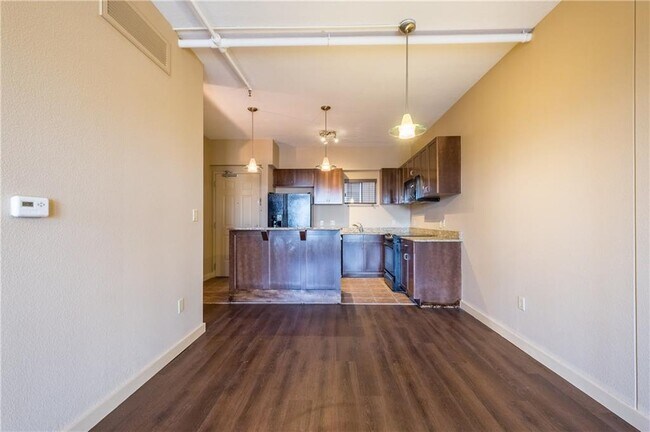 Building Photo - 711 W 26th St