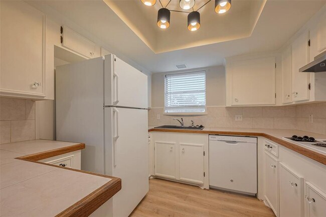 Building Photo - 605 Sorrento Dr