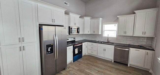 Building Photo - 204 N 7th St