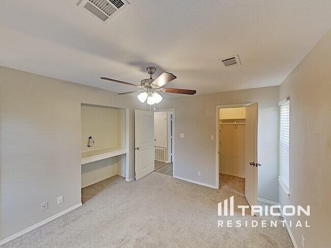 Building Photo - 901 Loganwood Dr