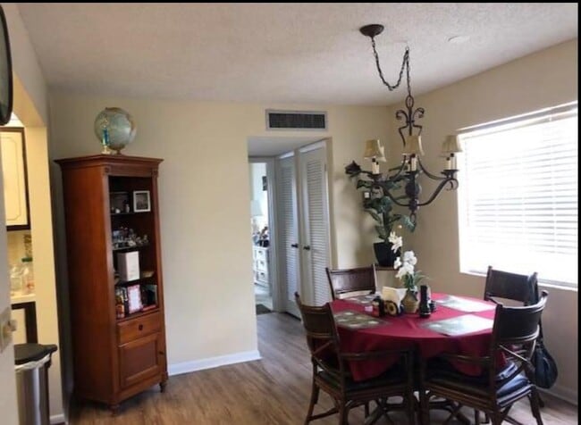 Building Photo - 522 Capri K