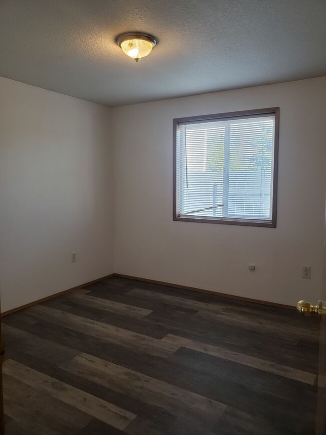 Building Photo - Charming Ranch-Style Home – 3 Bedroom, 2 Bath