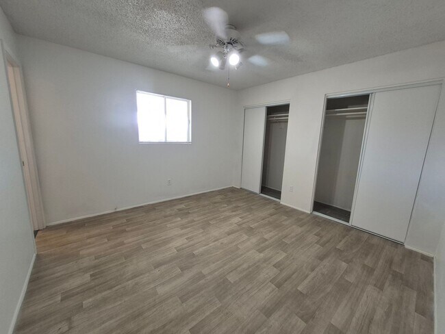 Building Photo - Large 4 Bed 2 Bath House