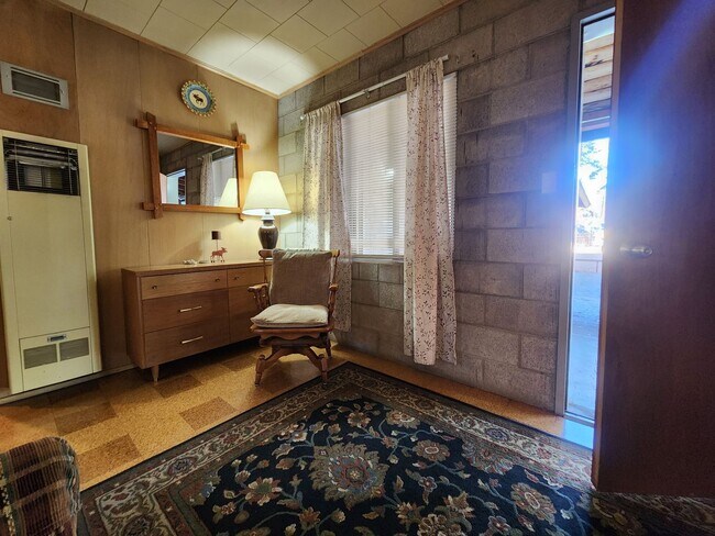 Building Photo - SKI LEASE: Close to Bus Line, Full Kitchen, 2 Living Areas