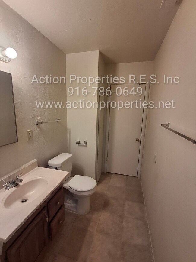 Building Photo - Central Roseville -Duplex 1 Bed, 1 Bath Duplex Large Fenced Yard, Gardener Included - No Laundry ...