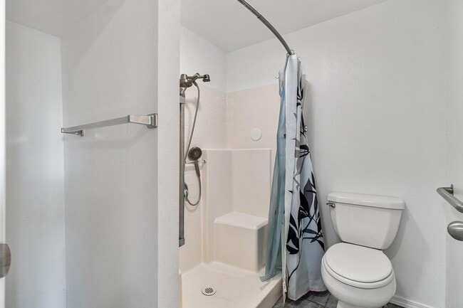 Building Photo - Charming Beach House!