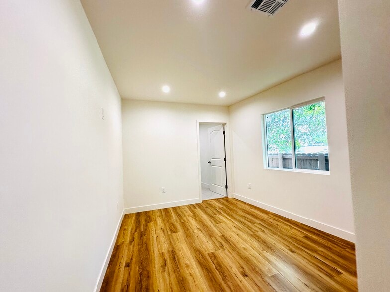 Building Photo - 11104 Oxnard St