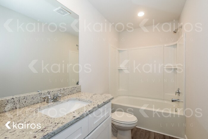 Building Photo - 4000 Bridgewood Wy