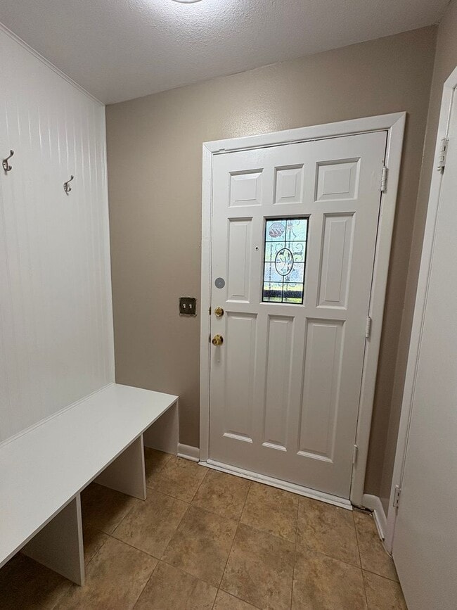 Building Photo - Gorgeous 4 bedroom/1 bath with Central Air and Heat!