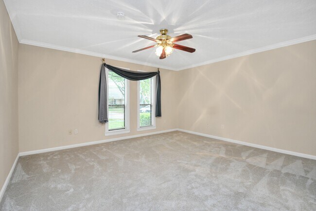 Building Photo - 2818 Colonial Dr