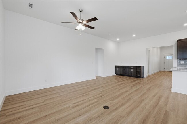 Building Photo - 5109 Vista Ave